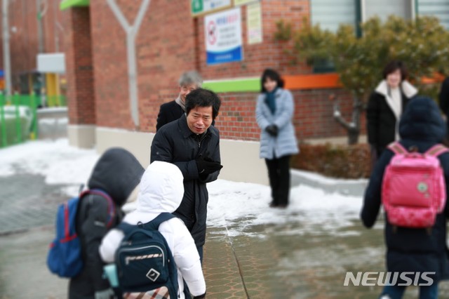 [군산=뉴시스] 김승환 전북교육감이 코로나19 사태로 2주 만에 등교하는 전북 군산진포초등학교를 찾아 아이들을 격려했다. photo@newsis.com