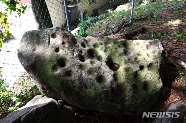 [울산=뉴시스] 바위 구멍 암각화, 울산시 울주군 방기리 