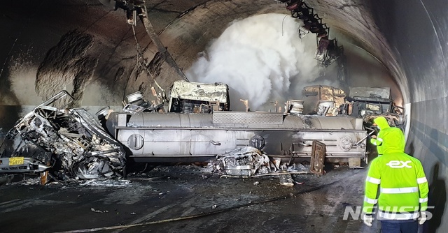 [남원=뉴시스]김얼 기자 = 17일 낮 12시 23분께 완주~순천 고속도로 상행선 사매 2터널에서 빙판길 사고로 추정되는 다중 추돌사고가 발생해 소방당국 등이 진화 및 인명 구조 작업을 벌이고 있다.2020.02.17.&nbsp; pmkeul@newsis.com 