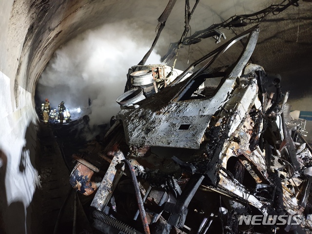 [남원=뉴시스]김얼 기자 = 17일 낮 12시 23분께 완주~순천 고속도로 상행선 사매 2터널에서 빙판길 사고로 추정되는 다중 추돌사고가 발생했다. 사고 충격으로 불에 탄 탱크로리 차량.2020.02.17.&nbsp; pmkeul@newsis.com