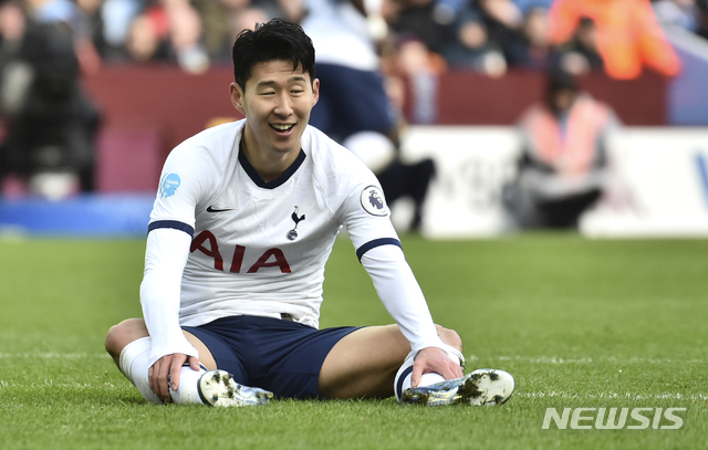 [버밍엄=AP/뉴시스]토트넘 손흥민이 16일(현지시간) 영국 버밍엄 빌라 파크에서 열린 2019-20시즌 잉글랜드 프리미어리그(EPL) 26라운드 아스톤 빌라와의 경기 중 넘어진 후 주저앉아 웃음짓고 있다. 2020.02.17.