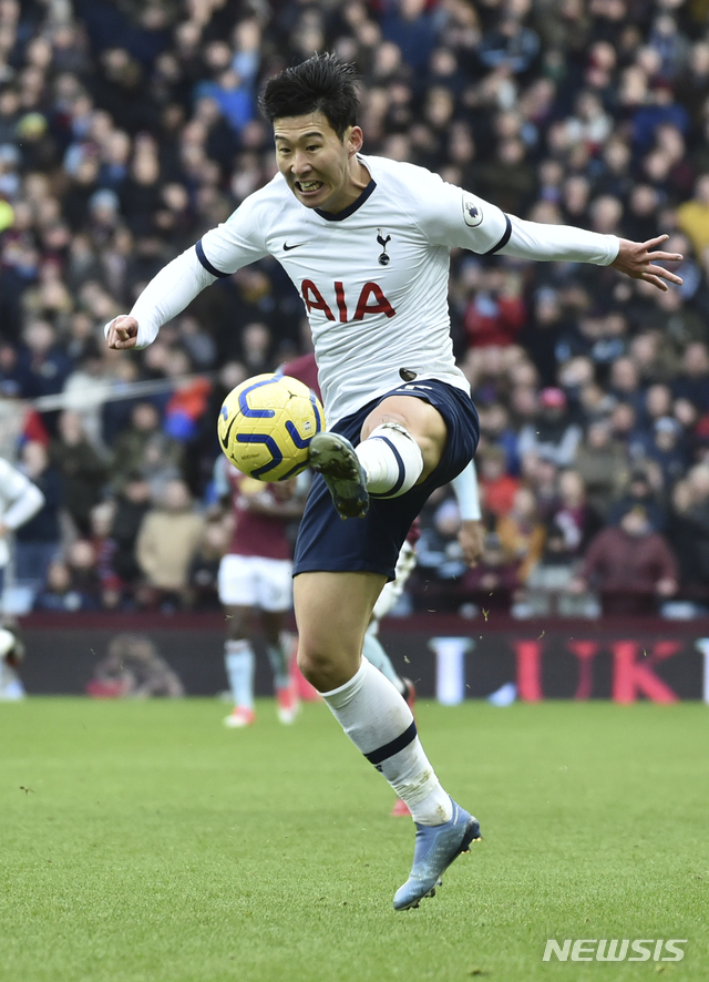 [버밍엄=AP/뉴시스]토트넘 손흥민이 16일(현지시간) 영국 버밍엄 빌라 파크에서 열린 2019-20시즌 잉글랜드 프리미어리그(EPL) 26라운드 아스톤 빌라와의 경기 중 공을 다루고 있다. 손흥민은 전반 추가시간에는 역전 골을, 2-2로 비기던 후반 추가시간에는 결승 골을 넣어 토트넘의 3-2 승리를 이끌었다. 2020.02.17.