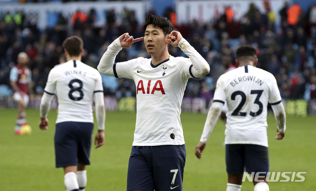 [버밍엄=AP/뉴시스]토트넘 손흥민이 16일(현지시간) 영국 버밍엄 빌라 파크에서 열린 2019-20시즌 잉글랜드 프리미어리그(EPL) 26라운드 아스톤 빌라와의 경기 후반 추가시간에 결승 골을 넣고 세리머니를 펼치고 있다. 2020.02.17.