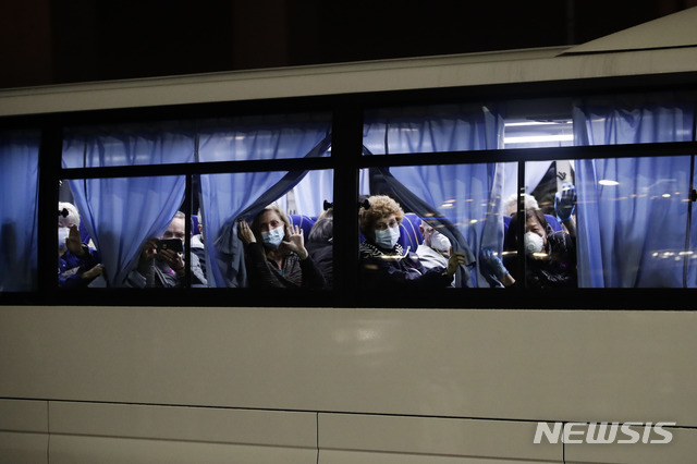 [요코하마=AP/뉴시스]대형 크루즈 '다이아몬드 프린세스'에 고립됐던 미국인들이 17일 버스에 탑승해 요코하마를 떠나고 있다. 이들은 도쿄 하네다공항에서 전세기를 통해 미국으로 돌아갈 예정이다. 2020.02.17. 
