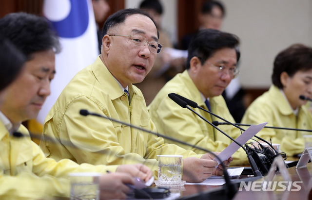 [서울=뉴시스] 고범준 기자 = 홍남기 경제부총리 겸 기획재정부 장관이 17일 오전 서울 종로구 정부서울청사에서 열린 신종 코로나바이러스 감염증(코로나19) 대응 경제관계장관회의 겸 일본 수출규제 관련 관계장관회의에서 발언을 하고 있다. 2020.02.17. bjko@newsis.com