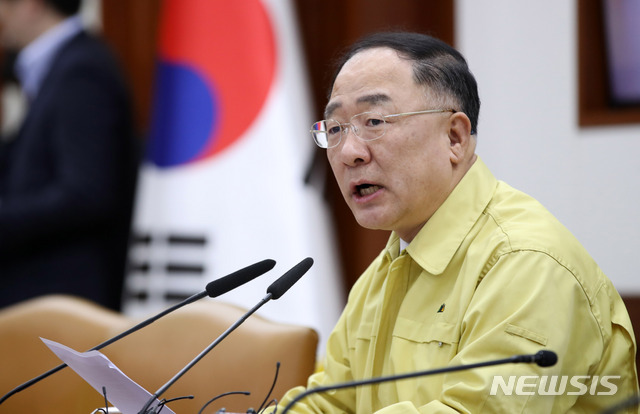 [서울=뉴시스] 고범준 기자 = 홍남기 경제부총리 겸 기획재정부 장관이 17일 오전 서울 종로구 정부서울청사에서 열린 신종 코로나바이러스 감염증(코로나19) 대응 경제관계장관회의 겸 일본 수출규제 관련 관계장관회의에서 발언을 하고 있다. 2020.02.17. bjko@newsis.com
