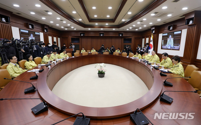 [서울=뉴시스] 고범준 기자 = 홍남기 경제부총리 겸 기획재정부 장관이 17일 오전 서울 종로구 정부서울청사에서 열린 신종 코로나바이러스 감염증(코로나19) 대응 경제관계장관회의 겸 일본 수출규제 관련 관계장관회의에서 발언을 하고 있다. 2020.02.17.&nbsp;&nbsp; bjko@newsis.com