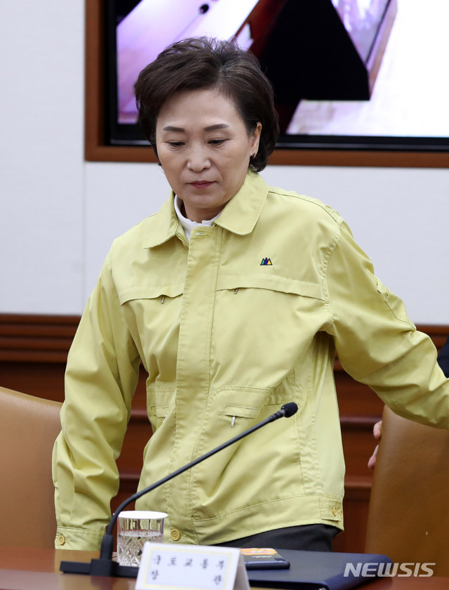 [서울=뉴시스] 고범준 기자 = 김현미 국토교통부 장관이 17일 오전 서울 종로구 정부서울청사에서 열린 신종 코로나바이러스 감염증(코로나19) 대응 경제관계장관회의 겸 일본 수출규제 관련 관계장관회의에 참석하고 있다. 2020.02.17. bjko@newsis.com