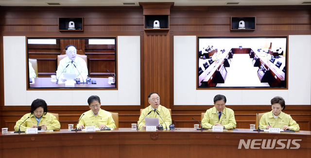 [서울=뉴시스] 고범준 기자 = 홍남기 경제부총리 겸 기획재정부 장관이 17일 오전 서울 종로구 정부서울청사에서 열린 신종 코로나바이러스 감염증(코로나19) 대응 경제관계장관회의 겸 일본 수출규제 관련 관계장관회의에서 발언을 하고 있다. 2020.02.17.&nbsp; bjko@newsis.com