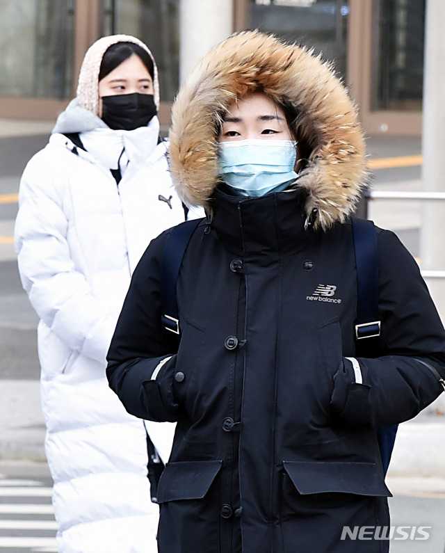 [대구=뉴시스] 이무열 기자 = 아침 기온이 영하권으로 떨어지며 반짝 추위가 찾아온 17일 오전 대구 동구 신천동 동대구역 복합환승센터 앞에서 두꺼운 옷과 마스크를 착용한 시민들이 출근길 발걸음을 재촉하고 있다. 2020.02.17.lmy@newsis.com