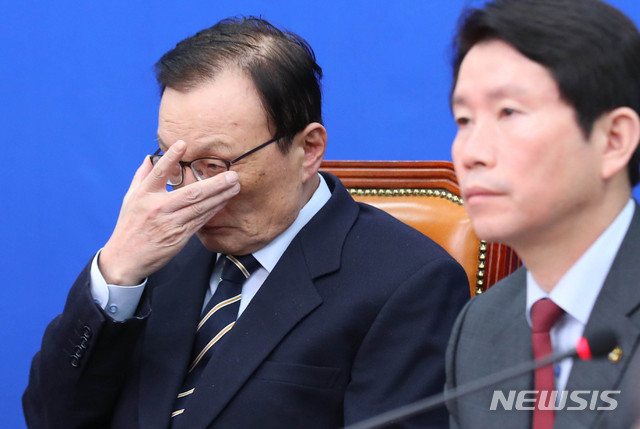 [서울=뉴시스] 장세영 기자 = 이해찬 더불어민주당 대표가 17일 서울 여의도 국회에서 열린 더불어민주당 최고위원회의에 참석해 안경을 만지고 있다. 2020.02.17.&nbsp; photothink@newsis.com
