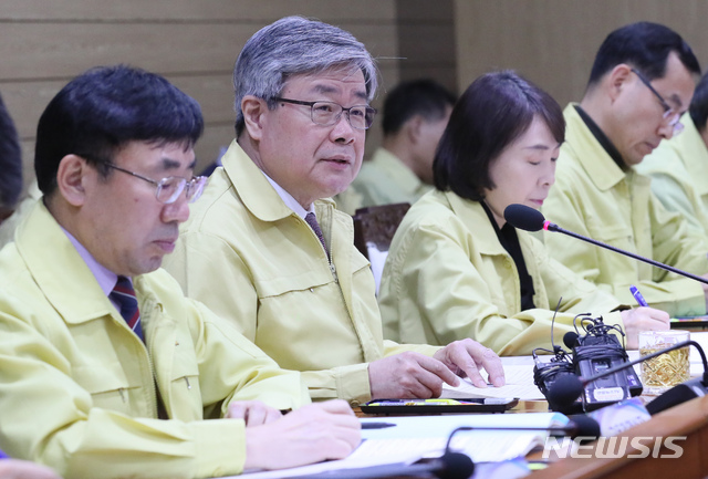 [세종=뉴시스]강종민 기자 = 이재갑 고용노동부 장관이 17일 오전 정부세종청사에서 신종 코로나바이러스 감염증(코로나19) 대응 점검회의 겸 확대 정책점검회의에서 모두발언을 하고 있다. 2020.02.17.&nbsp; ppkjm@newsis.com