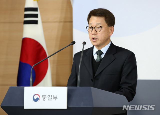 [서울=뉴시스] 고범준 기자 = 여상기 통일부 대변인이 17일 오전 서울 종로구 정부서울청사에서 정례브리핑을 하고 있다. 2020.02.17.&nbsp; bjko@newsis.com