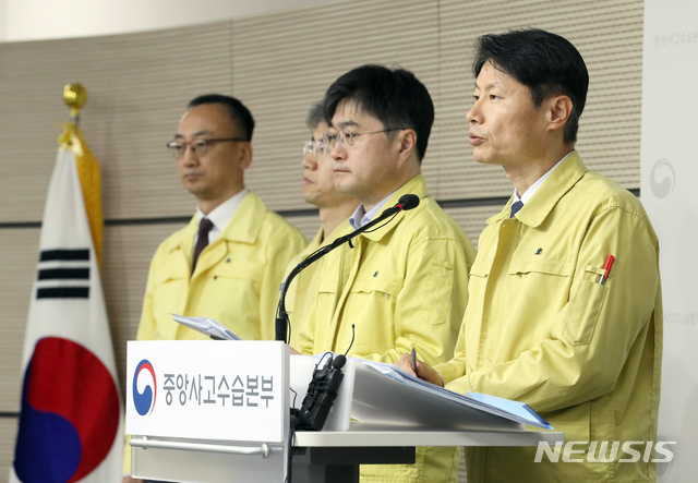 [세종=뉴시스]강종민 기자 = 김강립 중앙사고수습본부 부본부장(보건복지부 차관)이 17일 오전 정부세종청사에서 신종 코로나바이러스 감염증(코로나19) 대응 방안과 유학생 보호관리방안, 요양병원 및 간병인 전수조사방안 등을 브리핑 하고 있다. 2020.02.17.&nbsp; ppkjm@newsis.com