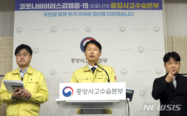 [세종=뉴시스]강종민 기자 = 김강립 중앙사고수습본부 부본부장(보건복지부 차관)이 17일 오전 정부세종청사에서 신종 코로나바이러스 감염증(코로나19) 대응 방안과 유학생 보호관리방안, 요양병원 및 간병인 전수조사방안 등을 브리핑 하고 있다. 2020.02.17.&nbsp; ppkjm@newsis.com