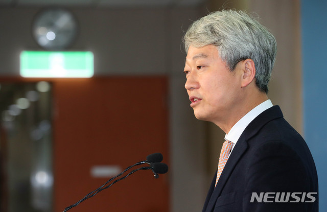 [서울=뉴시스] 장세영 기자 = 김근식 통합신당준비위원회 위원이 17일 서울 여의도 국회 정론관에서 기자회견을 열고 21대 총선 미래통합당 후보로 송파병 출마 선언을 하고 있다. 2020.02.17.&nbsp; photothink@newsis.com