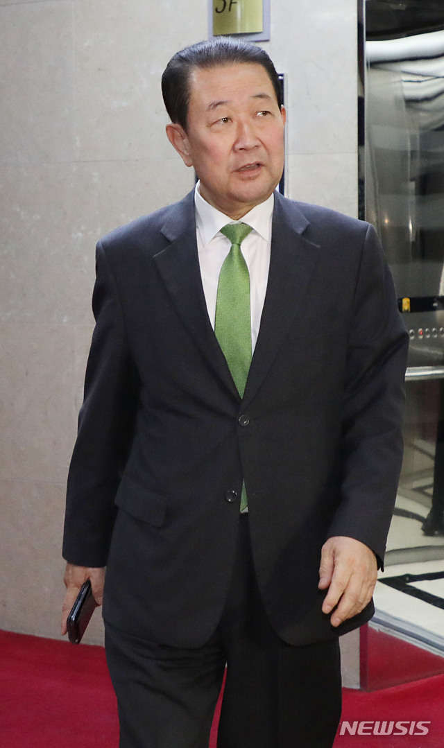 [서울=뉴시스] 김진아 기자 = 박주선 바른미래당 의원이 17일 오전 서울 여의도 국회 주승용 국회부의장실에서 열린 바른미래당 회동에 참석하고 있다. 2020.02.17.&nbsp; bluesoda@newsis.com