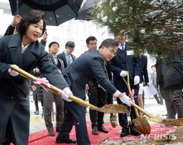 [전주=뉴시스] 김얼 기자= 추미애 법무부 장관이 17일 전북 전주시 전주지방검찰청에서 열린 신청사 준공식에 참석해 시삽을 하고 있다. 2020.02.17 pmkeul@newsis.com