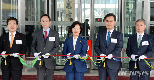 [전주=뉴시스] 김얼 기자= 추미애(왼쪽 세번째) 법무부 장관과 송하진(왼쪽 두번째) 전북도지사가 17일 전북 전주시 전주지방검찰청에서 열린 신청사 준공식에 참석해 테이프 커팅을 하고 있다. 2020.02.17 pmkeul@newsis.com