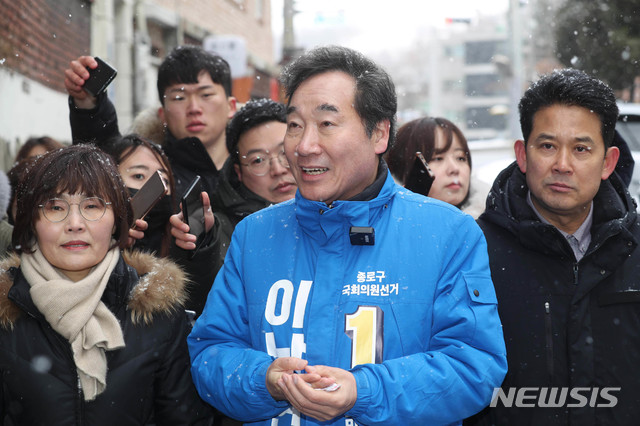 [서울=뉴시스]김병문 기자 = 더불어민주당 후보로 종로 출마를 선언한 이낙연 전 국무총리가 17일 오전 영화 기생충 촬영지인 서울 종로구 부암동 일대를 찾아 낙후지역 관광지 개발 방안 관련 현장방문하고 있다. 2020.02.17.&nbsp; photo@newsis.com