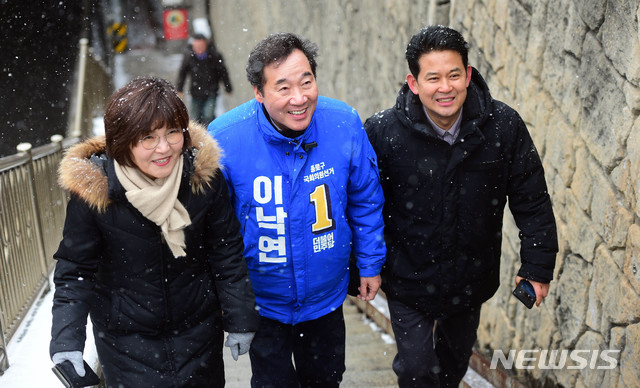 [서울=뉴시스]김병문 기자 = 더불어민주당 후보로 종로 출마를 선언한 이낙연(가운데) 전 국무총리가 17일 오전 영화 기생충 촬영지인 서울 종로구 자하문터널 계단을 찾아 낙후지역 관광지 개발 방안 관련 현장방문하고 있다. 2020.02.17.&nbsp; photo@newsis.com