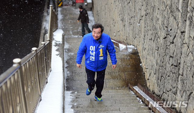 [서울=뉴시스]김병문 기자 = 더불어민주당 후보로 종로 출마를 선언한 이낙연 전 국무총리가 17일 오전 영화 기생충 촬영지인 서울 종로구 자하문터널 계단을 찾아 낙후지역 관광지 개발 방안 관련 현장방문하고 있다. 2020.02.17.&nbsp; photo@newsis.com