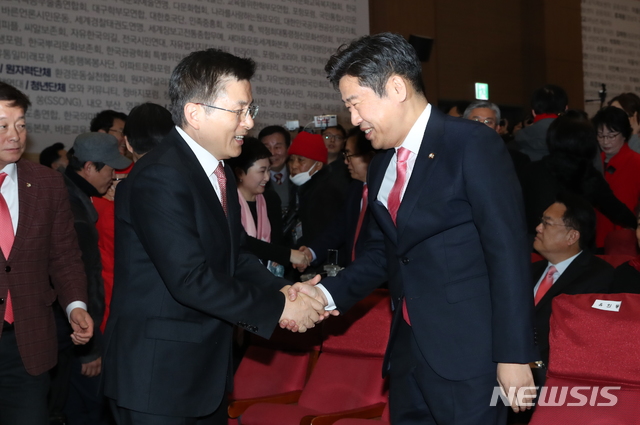 [서울=뉴시스] 고승민 기자 = 미래통합당 황교안 대표와 유의동 의원이 17일 서울 여의도 국회 의원회관에서 열린 미래통합당 출범식에서 인사를 하고 있다. 2020.02.17.kkssmm99@newsis.com