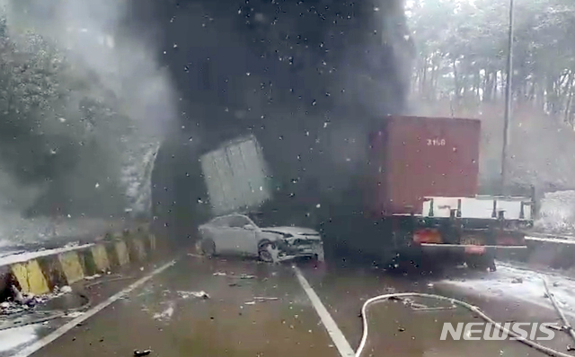 [서울=뉴시스]17일 오후 12시 23분께 전북 전북 남원시 대산면 완주～순천 고속도로 상행선 사매 2터널에서 차량 추돌 사고가 발생했다. 이 사고로 현재 13명(중상 2명, 경상 11명)이 크고 작은 부상을 입은 것으로 알려졌다. (사진=소방청 영상 캡쳐) 2020.02.17. photo@newsis.com