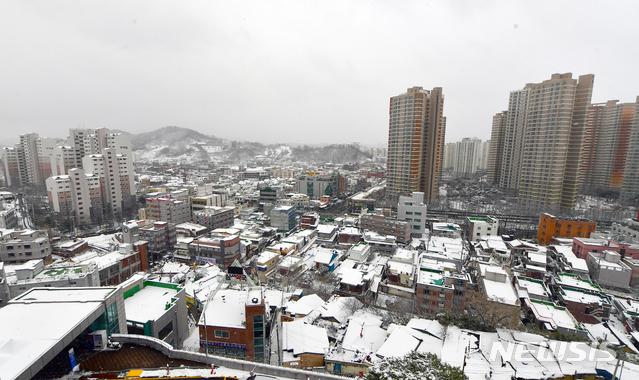 [광주=뉴시스] 류형근 기자 = 광주와 전남 대부분 지역에 대설주의보가 발효 중인 가운데 17일 오후 광주 동구지역 주택단지에 눈에 쌓여 있다. 2020.02.17.   hgryu77@newsis.com