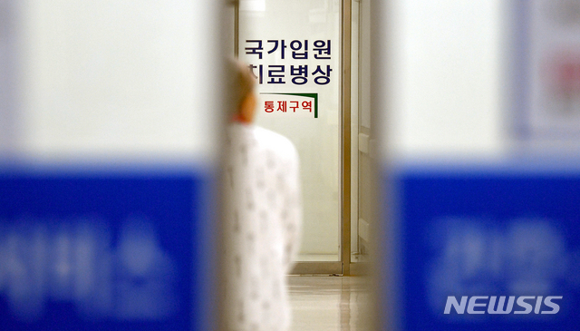 [광주=뉴시스] 류형근 기자 = 17일 오후 광주 동구 조선대학교병원 국가지정 입원치료병상. 이곳에서는 신종 코로나바이러스(코로나19) 22번째 확진환자가 치료를 받은 뒤 퇴원했다. 2020.02.17. hgryu77@newsis.com