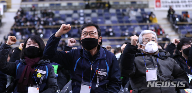[서울=뉴시스] 전진환 기자 = 김명환 민주노총 위원장이 대의원들과 17일 오후 민노총 70차 정기 대의원대회가 열린 서울 강서구 등촌동 KBS 아레나 홀에서 마스크를 착용한 채 투쟁 구호를 외치고 있다. 2020.02.17.&nbsp;&nbsp;&nbsp;&nbsp; amin2@newsis.com