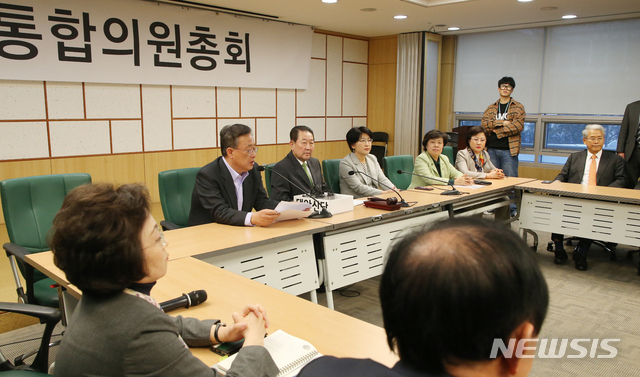 [서울=뉴시스]김명원 기자 = 유성엽 대안신당 통합추진위원장이 17일 오후 서울 여의도 국회 의원회관에서 열린 대안신당 민주평화당 공동교섭단체 합동 의원총회에 참석해 발언하고 있다. 2020.02.17.&nbsp; kmx1105@newsis.com