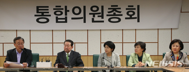 [서울=뉴시스]김명원 기자 = 유성엽 대안신당 통합추진위원장이 17일 오후 서울 여의도 국회 의원회관에서 열린 대안신당 민주평화당 공동교섭단체 합동 의원총회에 참석해 발언하고 있다. 왼쪽부터 유성엽, 박주선, 박주현, 조배숙, 최도자 의원. 2020.02.17.&nbsp; kmx1105@newsis.com