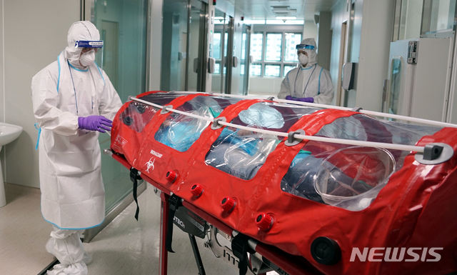 [광주=뉴시스] = 조선대학교병원 국가지정 입원치료병상에서 방호복을 갖춰입고 치료 훈련을 하는 의료진. (사진=조선대학교병원 제공) photo@newsis.com