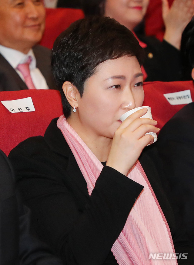 [서울=뉴시스] 장세영 기자 = 이언주 미래통합당 의원이 17일 서울 여의도 국회 의원회관에서 열린 중도·보수 세력을 통합한 미래통합당 출범식에 참석해 물을 마시고 있다. 2020.02.17. photothink@newsis.com