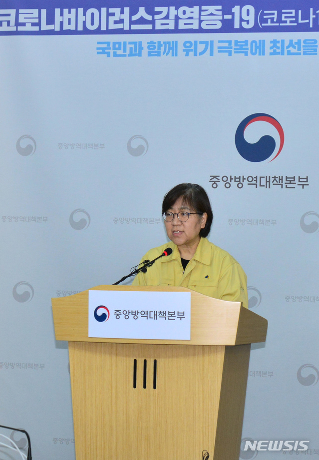 [청주=뉴시스]강종민 기자 = 정은경 중앙방역대책본부장(질병관리본부장)이 17일 오후 충북 청주 질병관리본부에서 신종 코로나바이러스 감염증(코로나19) 국내 발생 현황에 대해 브리핑하고 있다. (사진=질본 제공) 2020.02.17.&nbsp; photo@newsis.com