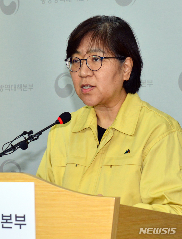 [청주=뉴시스]강종민 기자 = 정은경 중앙방역대책본부장(질병관리본부장)이 17일 오후 충북 청주 질병관리본부에서 신종 코로나바이러스 감염증(코로나19) 국내 발생 현황에 대해 브리핑하고 있다. (사진=질본 제공) 2020.02.17.&nbsp; photo@newsis.com