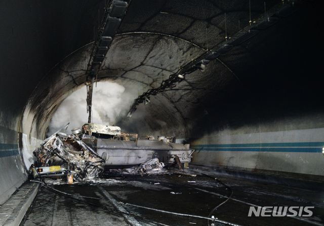 [남원=뉴시스] 김얼 기자= 17일 낮 12시 23분께 완주~순천 고속도로 상행선 사매 2터널에서 빙판길 사고로 추정되는 다중추돌 사고가 발생해 2차 추돌한 차량이 전소돼 있다. 2020.02.17.pmkeul@newsis.com