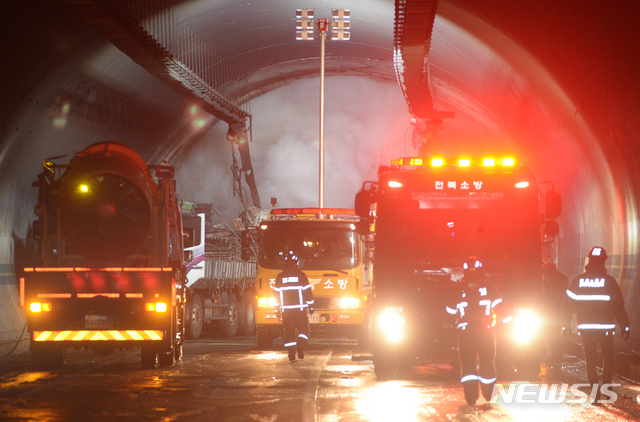 [남원=뉴시스] 김얼 기자= 17일 낮 12시 23분께 완주~순천 고속도로 상행선 사매 2터널에서 빙판길 사고로 추정되는 다중추돌 사고가 발생해 소방 관계자들이 바쁘게 움직이고 있다. 2020.02.17.pmkeul@newsis.com