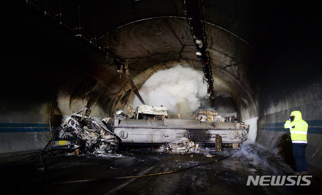 [남원=뉴시스] 김얼 기자= 17일 낮 12시 23분께 완주~순천 고속도로 상행선 사매 2터널에서 빙판길 사고로 추정되는 다중추돌 사고가 발생해 2차 추돌한 차량이 전소돼 있다. 2020.02.17. pmkeul@newsis.com