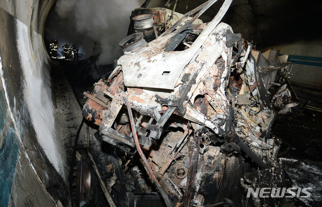 [남원=뉴시스] 김얼 기자= 17일 낮 12시 23분께 완주~순천 고속도로 상행선 사매 2터널에서 빙판길 사고로 추정되는 다중추돌 사고가 발생해 2차 추돌한 차량이 전소돼 있다. 2020.02.17.pmkeul@newsis.com