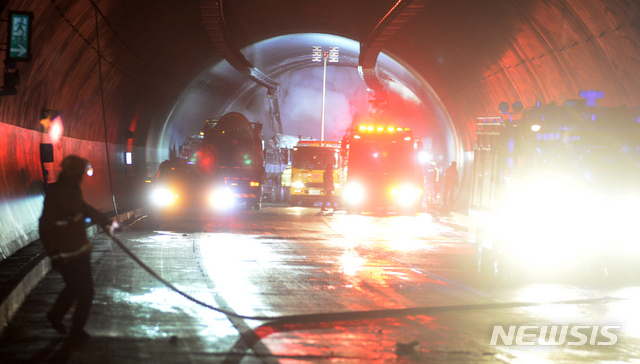[남원=뉴시스] 김얼 기자= 17일 낮 12시 23분께 완주~순천 고속도로 상행선 사매 2터널에서 빙판길 사고로 추정되는 다중추돌 사고가 발생해 소방 관계자들이 바쁘게 움직이고 있다. 2020.02.17.pmkeul@newsis.com