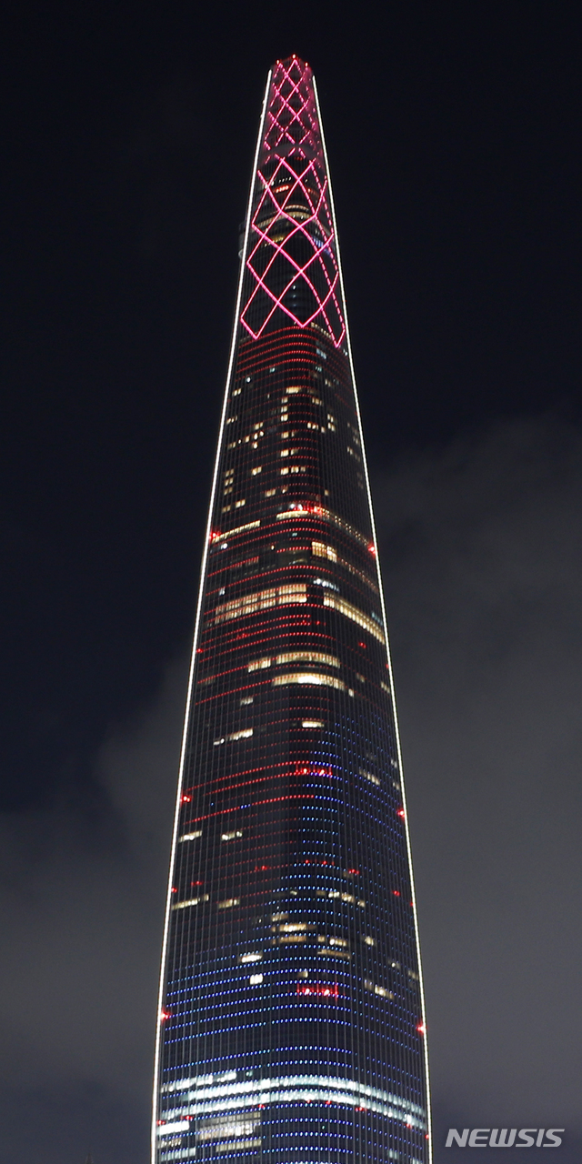 [서울=뉴시스] 조수정 기자 = 17일 오후 서울 송파구 롯데월드타워에서 신종 코로나 바이러스 감염증(코로나 19) 극복을 바라는 염원을 담은 태극의 붉은색과 푸른색이 외벽에 점등되고 있다. 롯데월드타워는 이날부터 열흘 간 저녁 6시부터 10시까지 매시 정각과 30분에 10분 동안 총 8회에 걸쳐 건물 외벽에 우리말 '으라차차 대한민국'과, 우한 힘내라 라는 뜻의 중국어 '우한 짜요'를 중국어와 영어로 송출한다. 2020.02.16. chocrystal@newsis.com