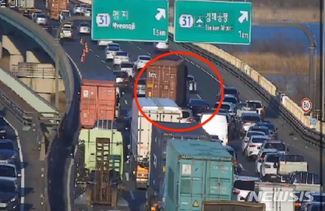 [부산=뉴시스] 18일 오전 6시 20분께 부산 사상구 낙동대교에서 시외방향으로 운행하던 트레일러 차량이 사고로 인해 5개 차로 중 2~3차로를 가로막아 출근시간대 극심한 정체현상이 발생했다. (사진=부산경찰청 제공)