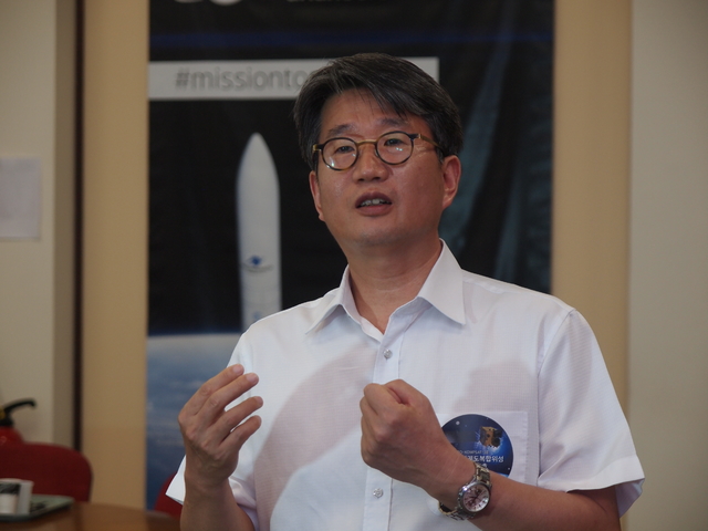 [기아나·서울=뉴시스] 인터뷰 중인 최재동 한국항공우주연구원 정지궤도복합위성사업단장 (사진=기아나꾸르우주센터 공동취재단 제공) 2020.02.18 