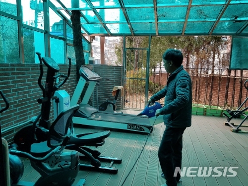 [서울=뉴시스] 서울 도봉구 계성경로당 친환경 방역 모습. 2020.02.18. (사진=도봉구 제공) photo@newsis.com 