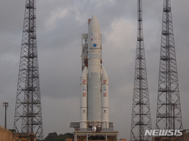 [기아나·서울=뉴시스]과학기술정보통신부는 18일 천리안 2B호를 탑재한 아리안-5 ECA 발사체를 발사대로 이송했다고 밝혔다. 천리안 2B호는 예정대로 19일 오전 7시 18분(현지기준 18일 오후 7시 18분) 발사될 예정이다. (사진=기아나꾸르우주센터 공동취재단 제공) 2020.02.18 