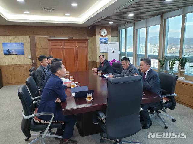 [울릉=뉴시스] 강진구 기자 = 경북 울릉군 김병수 군수와 정성환 군의회 의장, 남진복 경상북도의회 의원, 지역주민 대표 등은 지난 17일 오후 경북지방우정청장을 면담하고 울릉저동우체국의 존치를 건의했다.(사진=울릉군 제공) 2020.02.18.  photo@newsis.com