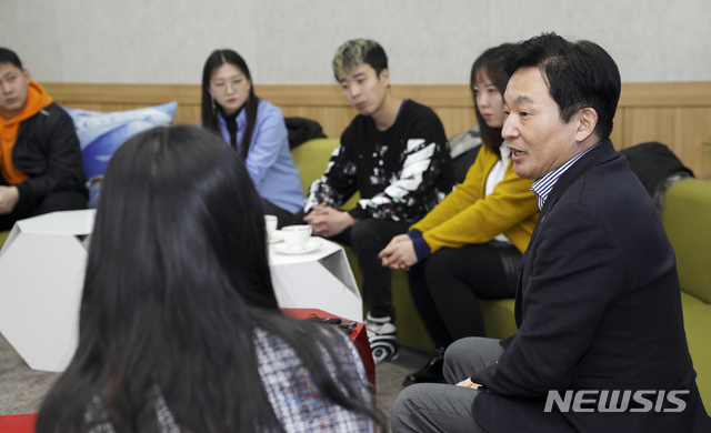 [제주=뉴시스] 중국인 유학생들과 만나고 있는 원희룡 제주지사. (제주도 제공)