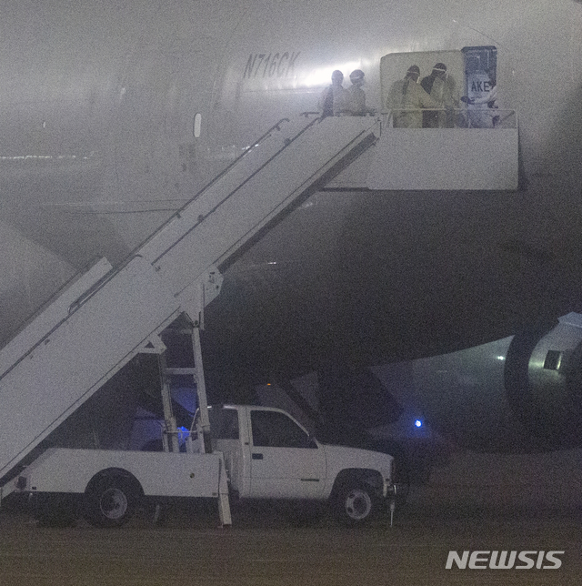[샌안토니오=AP/뉴시스]일본 정박 유람선 다이아몬드 프린세스호에 격리됐던 미국인들이 17일(현지시간) 미 텍사스주 샌안토니오의 켈리 필드에 도착해 전세기에서 내리고 있다. 미 국무부와 보건복지부는 이날 공동 성명을 내고 다이아몬드 프린세스호의 자국민 승객들이 미 캘리포니아주 트래비스 공군 기지와 텍사스주 샌안토니오 합동 기지에 도착한 뒤 14일간 격리 조치된다고 밝혔다. 2020.02.18.&nbsp;&nbsp; 